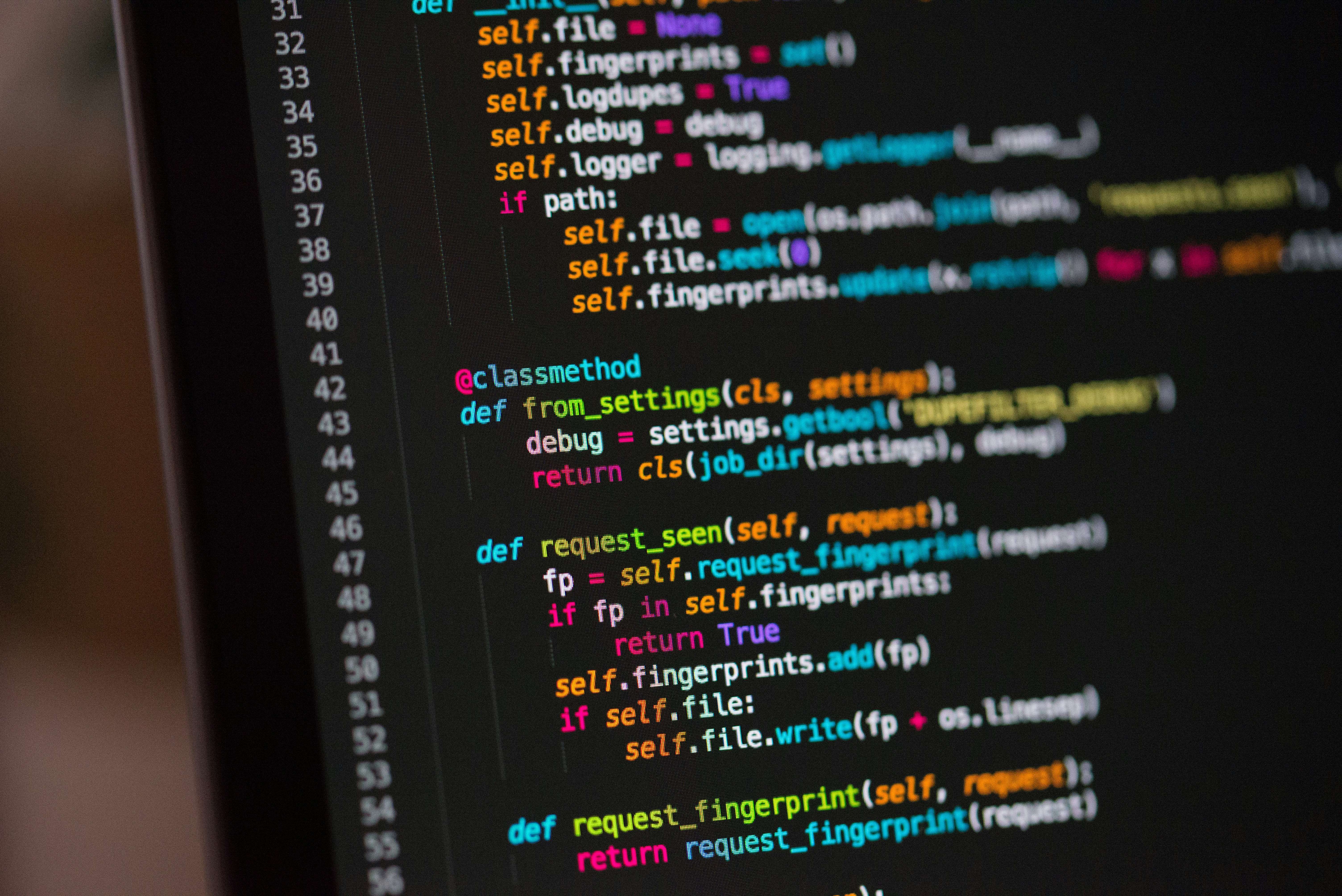 Nahaufnahme farbenfroher Codezeilen auf einem Bildschirm. Der Code ist in Python geschrieben.